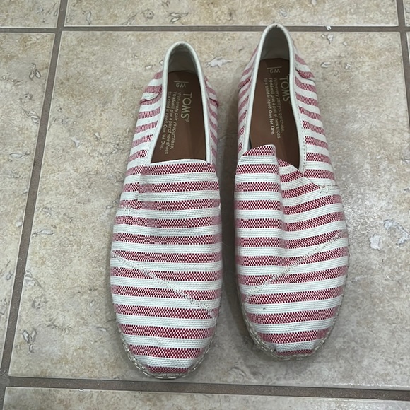 Toms - Picture 1 of 8
